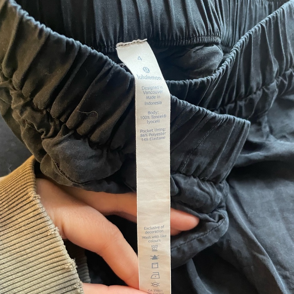 Lululemon Athletica Black Ankle Cargo Pants - Picture 4 of 5